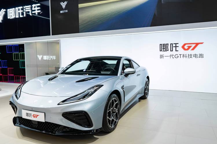 深圳185哪吒汽车在智能汽车领域的表现，领途汽车在新能源汽车市场中的影响力